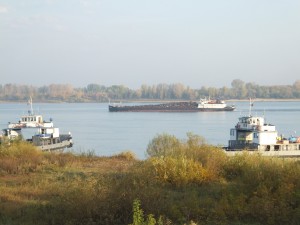 Nizhny_2_Fähren_und_Schlepper_am_Ufer